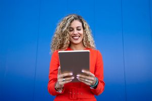 Mujer mirando tablet